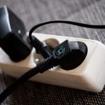 Jak dobrać zasilacz do laptopa? Poradnik dla użytkowników